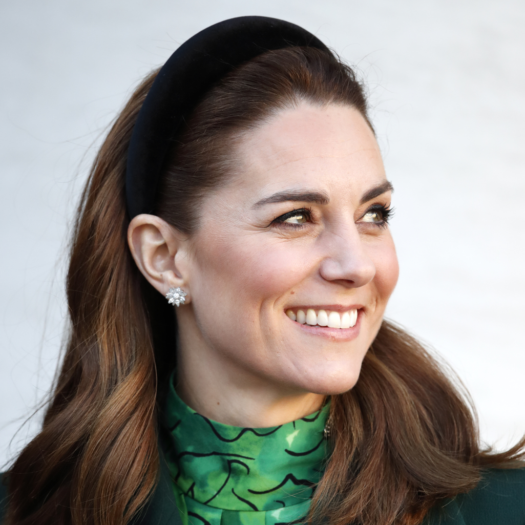 Η Kate Middleton ξέφυγε από τα συνηθισμένα: Φόρεσε τη ζακέτα ως top και το Internet την αποθεώνει