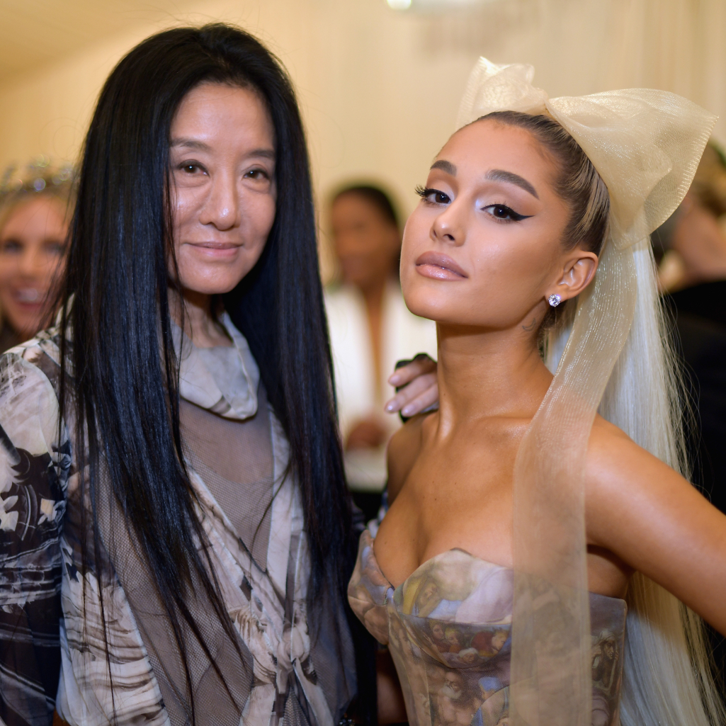 Η Vera Wang φωτογραφίζεται στα 70 της με high fashion ρούχα και κανείς δεν πιστεύει πόσο νέα δείχνει