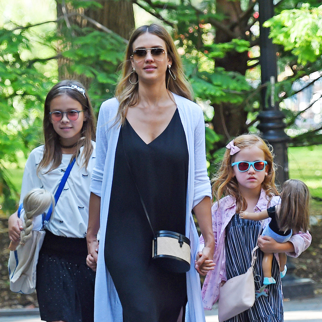 H Jessica Alba με τις κόρες του