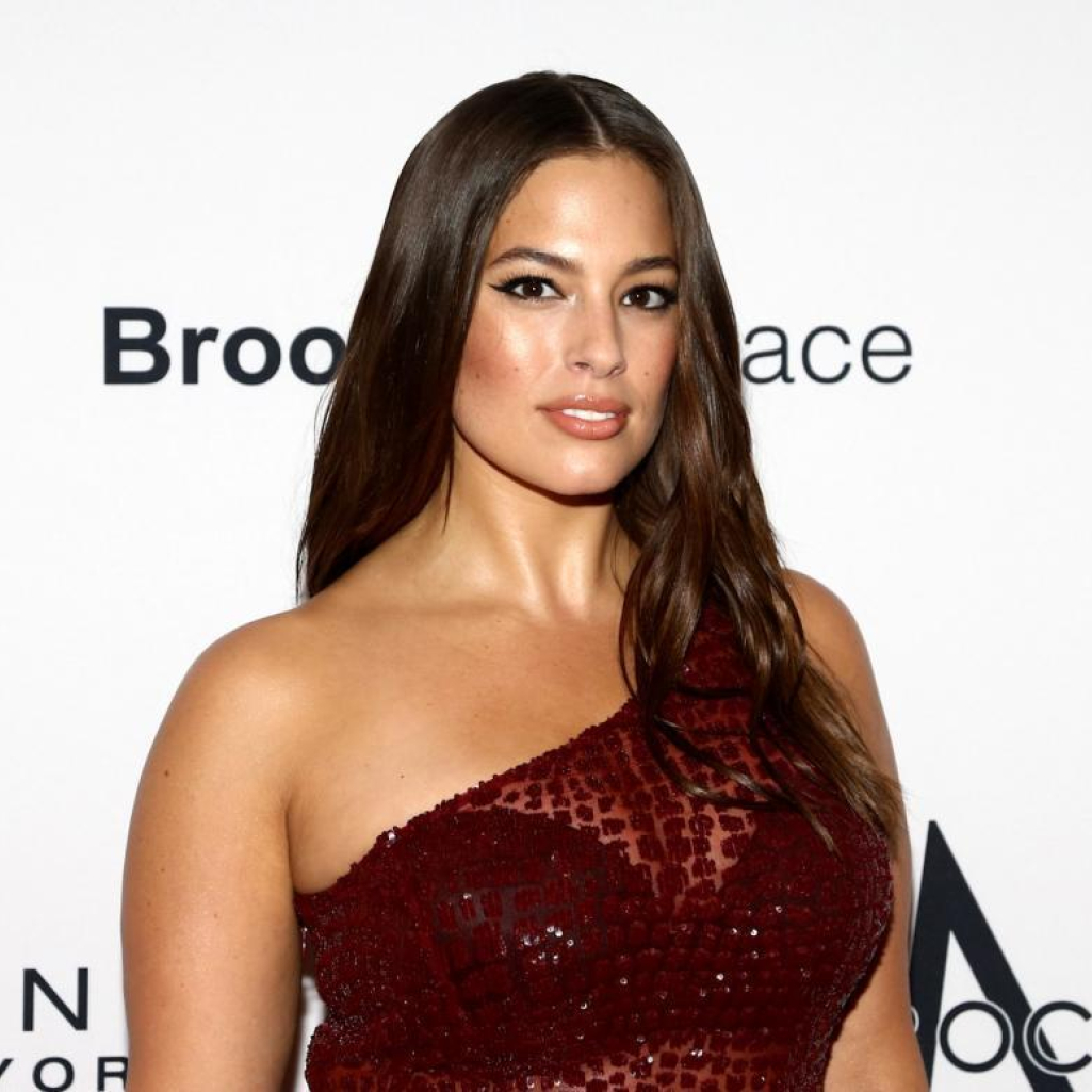 Reality vs Instagram: Η Ashley Graham δημοσίευσε φωτογραφίες με το σώμα της μετά την εγκυμοσύνη