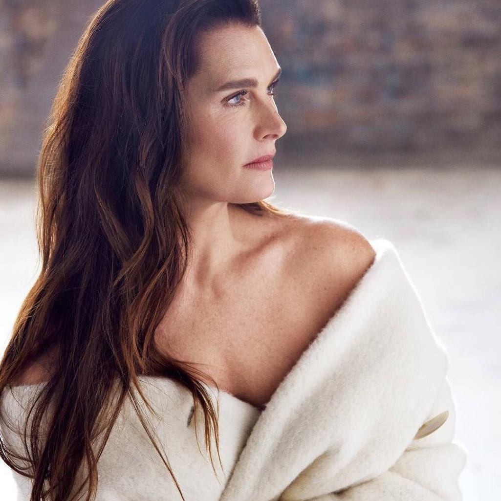 Η Brooke Shields μιλά για το πώς διαμορφώθηκε το προσωπικό της στιλ και τη στιγμή που εκδήλωσε αλλεργία στο κόκκινο χαλί
