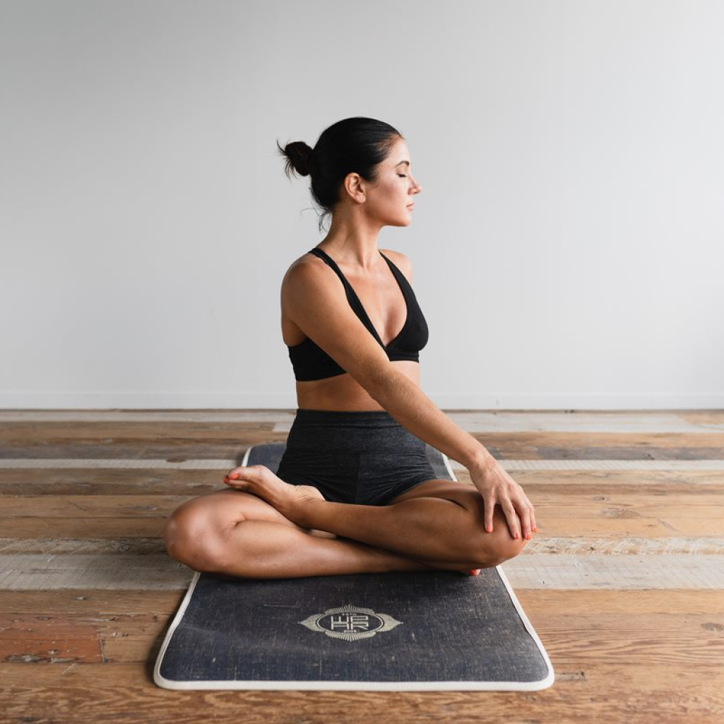Η Yoga & Pilates Teacher Ιωάννα Κολιακουδάκη μας δείχνει πώς θα αποκτήσουμε επίπεδη κοιλιά 