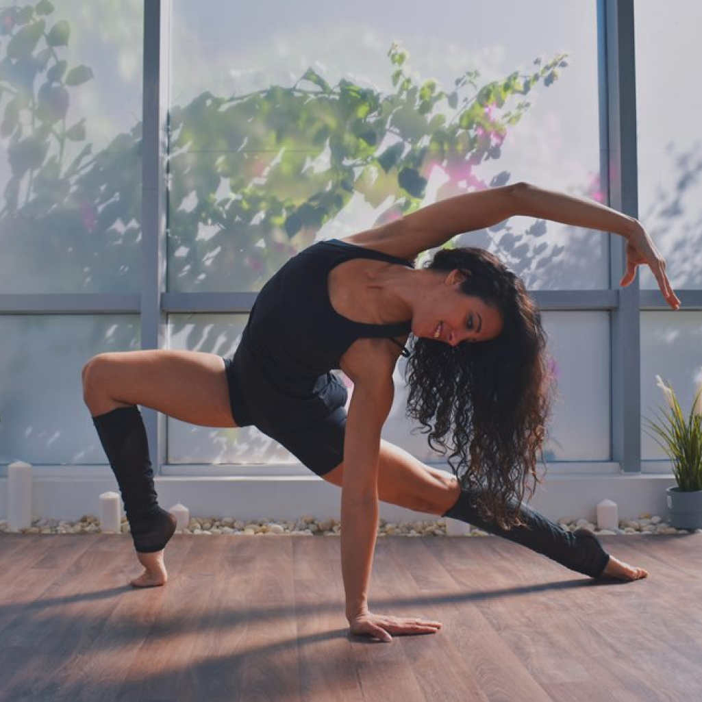 Η Yoga & Pilates Teacher Ιωάννα Κολιακουδάκη μάς δείχνει ασκήσεις για να τονώσουμε τα μπράτσα μας, χωρίς βαράκια και εξοπλισμό