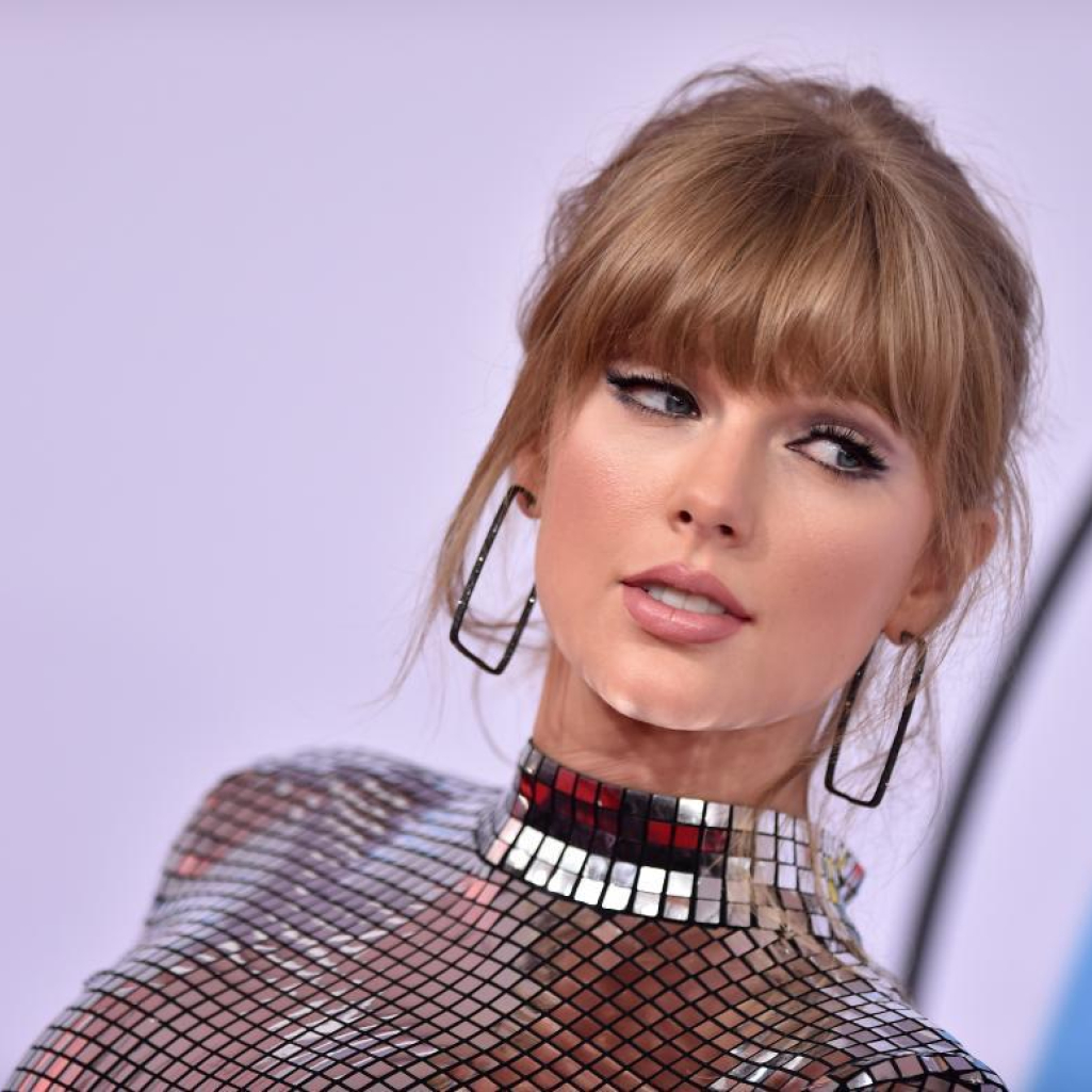 Η Taylor Swift κάνει πρόποση στον εαυτό της και "τσουγκρίζει" το ποτήρι της με την καραντίνα