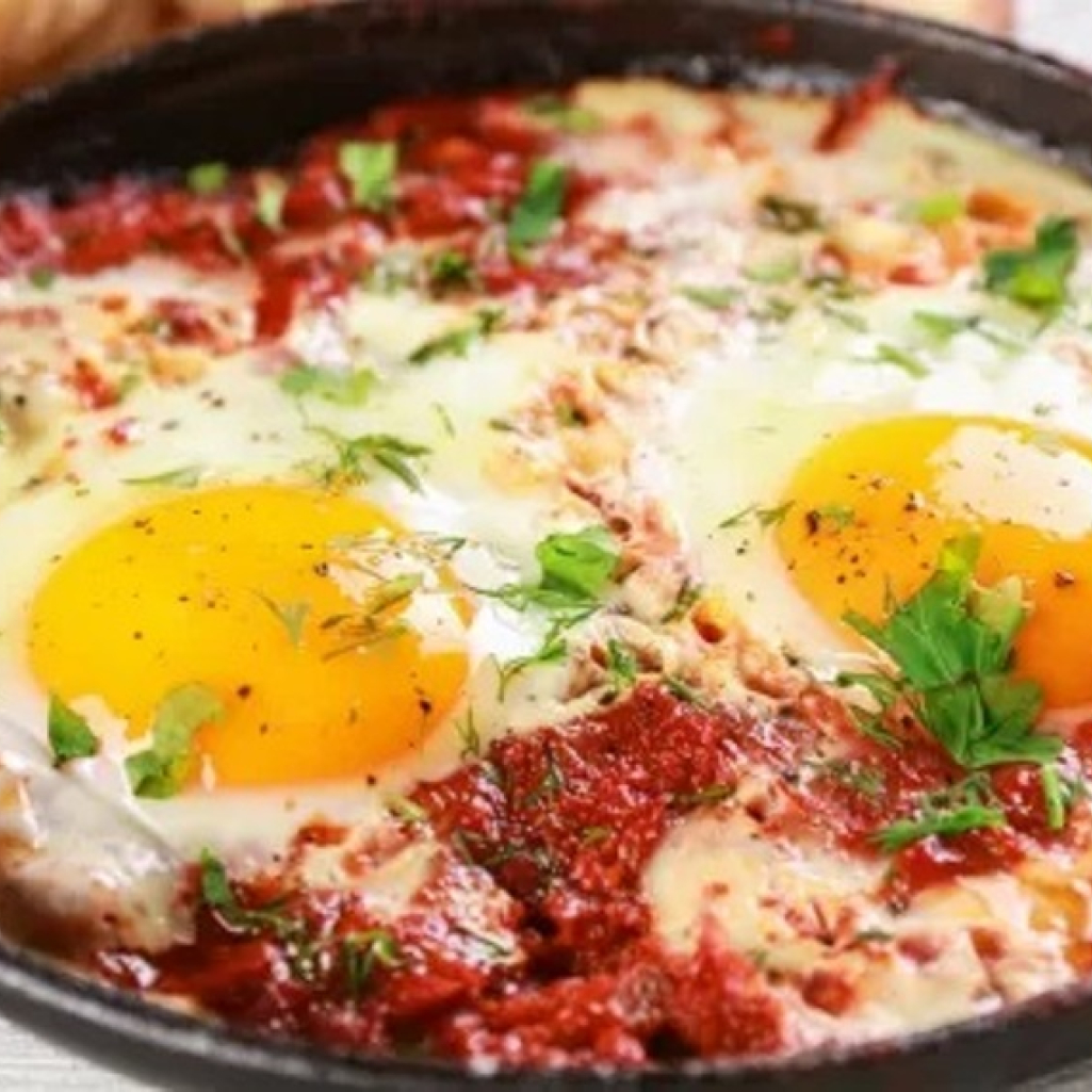Σήμερα φτιάχνουμε τη μαροκινή εκδοχή του αγαπημένου καλοκαιρινού πιάτου, αυγά με ντομάτες 