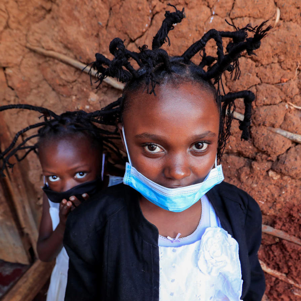 "Coronavirus hairstyle": Το νέο χτένισμα που υιοθετούν τα παιδιά στην Αφρική θυμίζει το σχήμα του κορωνοϊού και αφυπνίζει