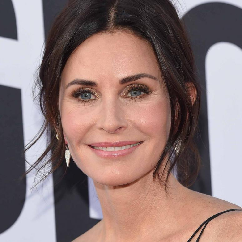 Η Courteney Cox έκλεισε τα 56 και το γιόρτασε με μια εντυπωσιακή βουτιά - Το κορμί της ενθουσίασε τους fans