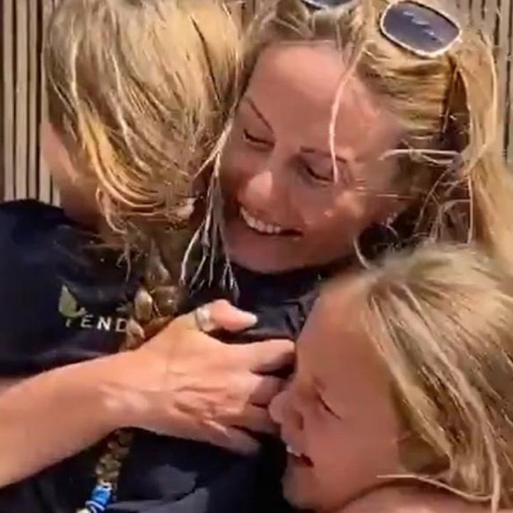 Η συγκινητική στιγμή της επανένωσης γιατρού με τις κόρες της μετά από εννέα εβδομάδες λόγω κορωνοϊού