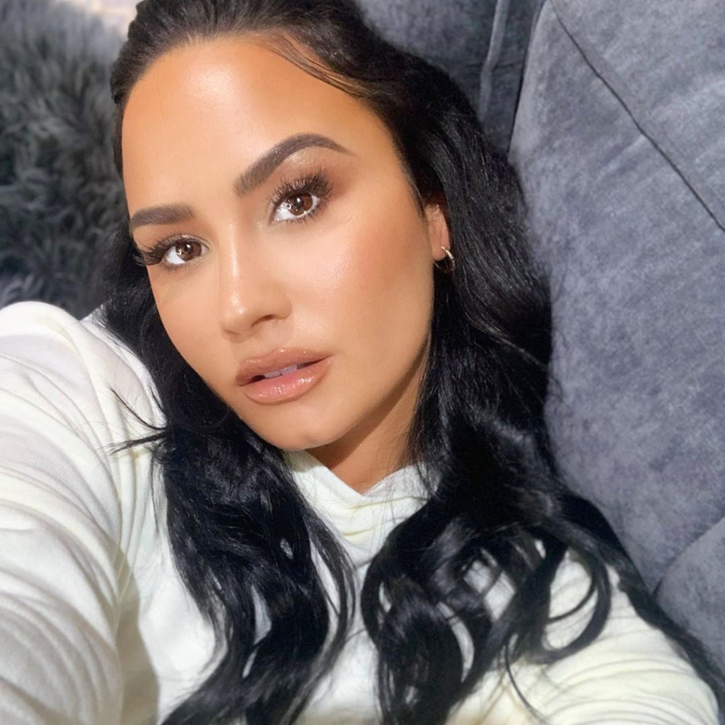 Η Demi Lovato έγινε ξανθιά και μεταμόρφωσε το στιλ της