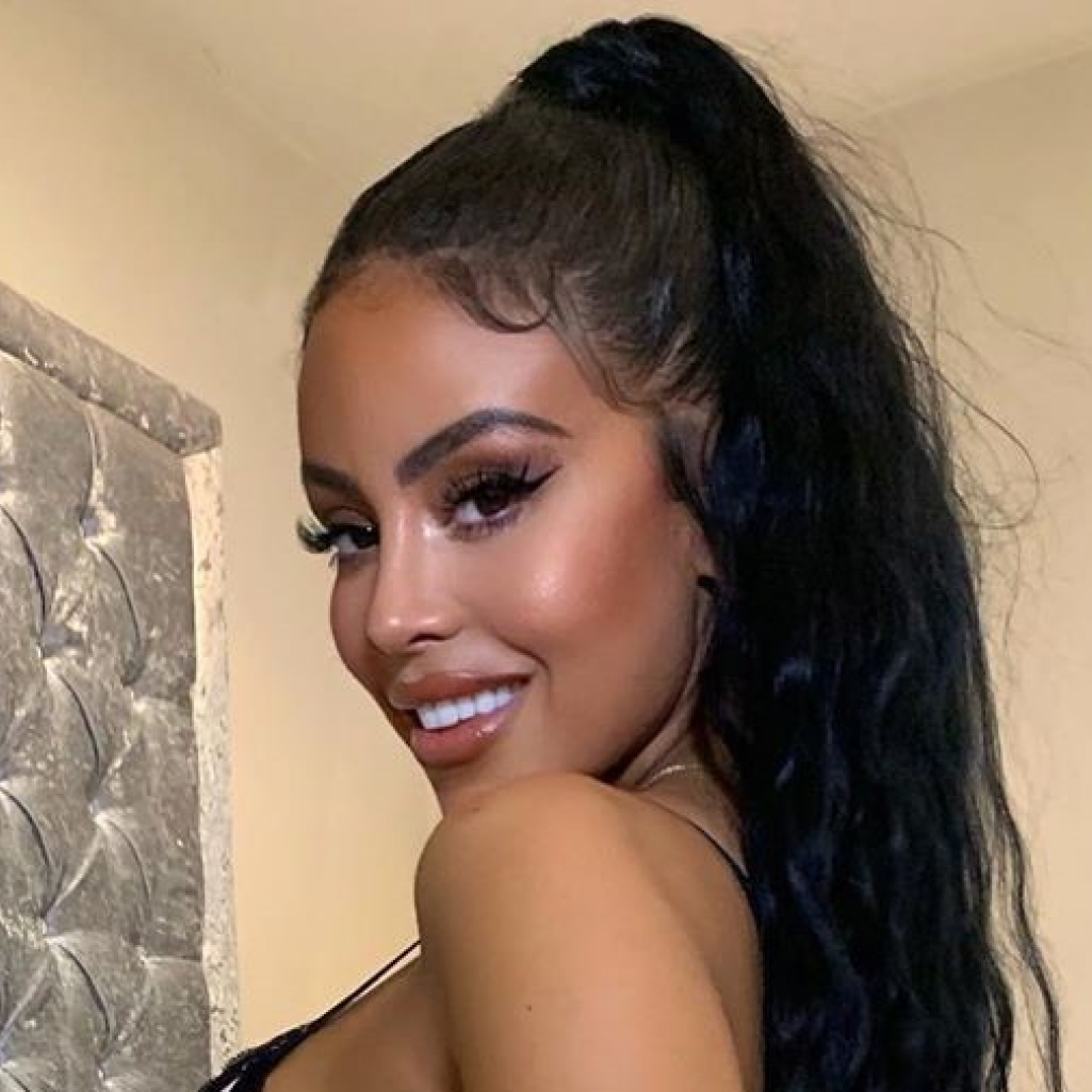 Oι θανατηφόρες καμπύλες της Chloe Saxon δεν αφήνουν κανένα αρσενικό αδιάφορο