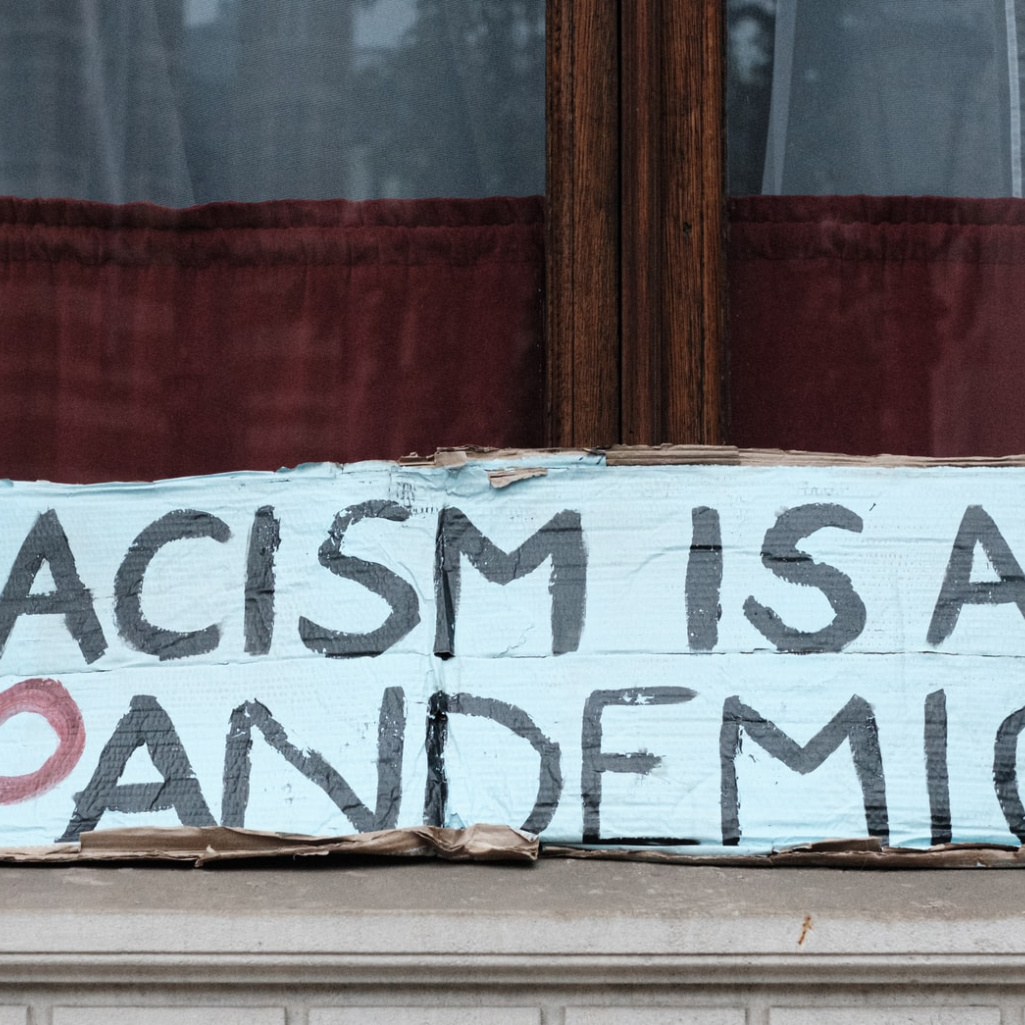 «Blue eyes, brown eyes»: Το πείραμα της Jane Elliott για τον ρατσισμό και τις διακρίσεις είναι πιο επίκαιρο από ποτέ