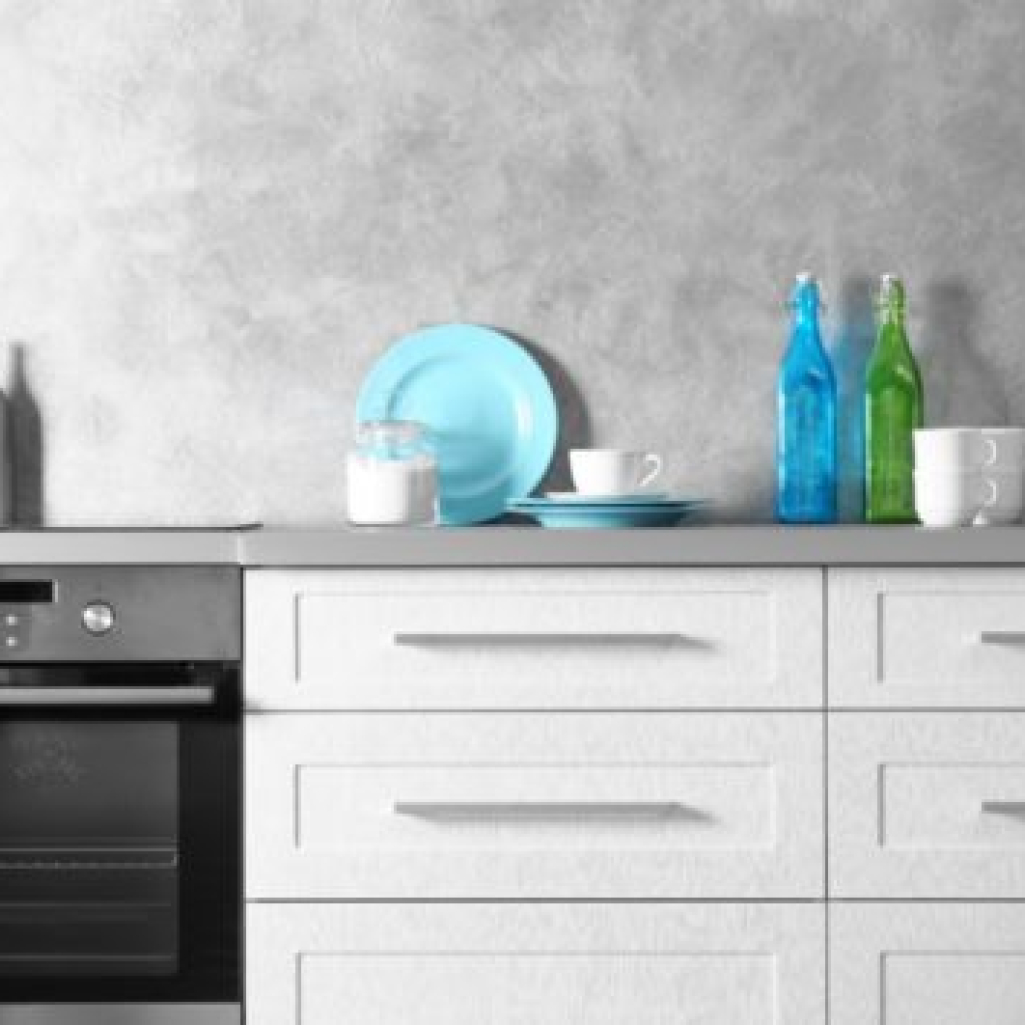 5 χρώματα και 2 tips που θα μεγαλώσουν τη μικρή κουζίνα σας