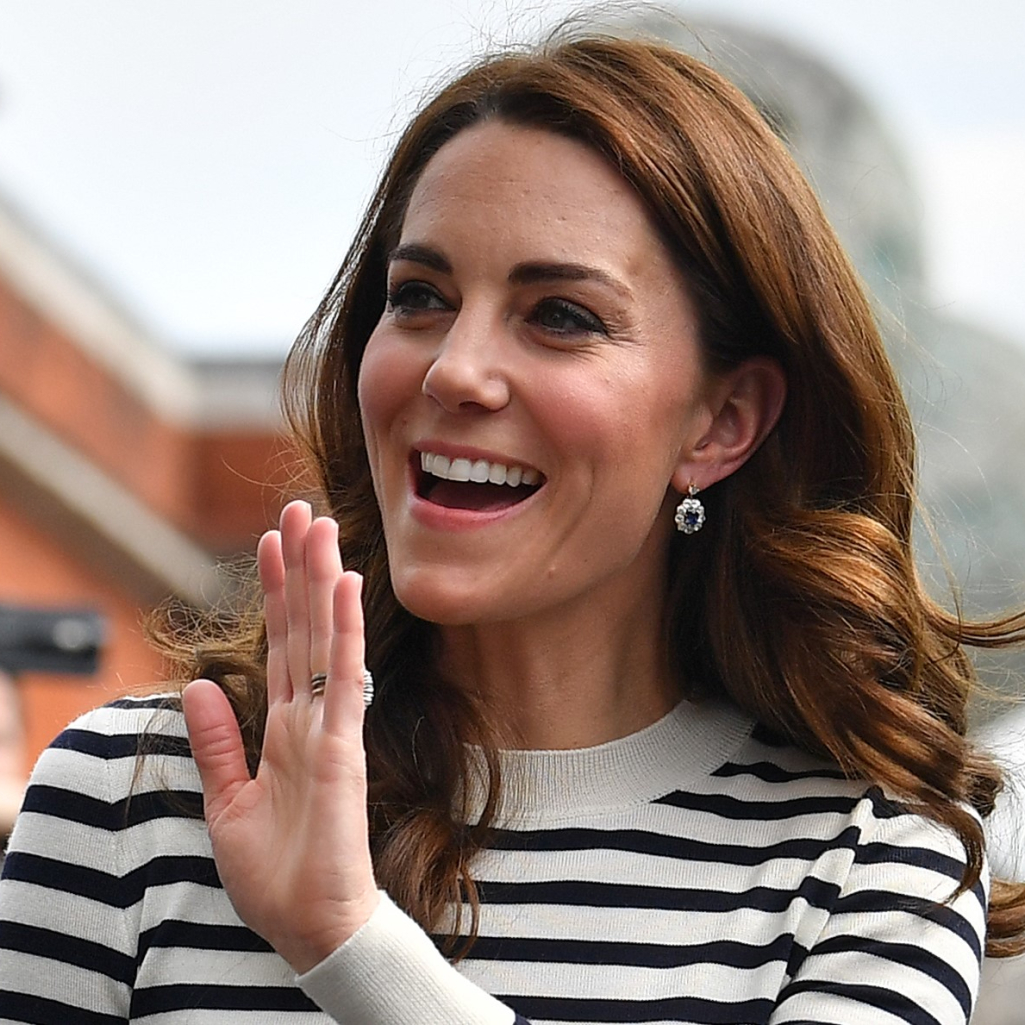 H Kate Middleton φόρεσε το χρώμα που δεν πρέπει να λείπει από καμία ντουλάπα αυτό το καλοκαίρι- Το φόρεμά της εντυπωσίασε  