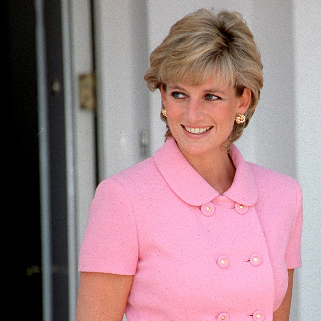 Η αγαπημένη  τσάντα της πριγκίπισσας Diana ανανεώνεται και θα την κρατήσουν οι πιο ενημερωμένες fashion insiders