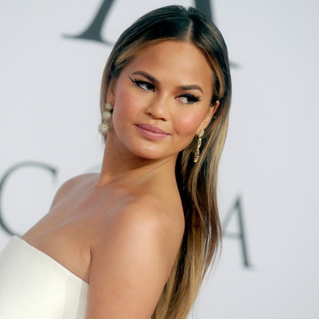 Η Chrissy Teigen έβγαλε τα εμφυτεύματα στήθους και απολαμβάνει το αποτέλεσμα