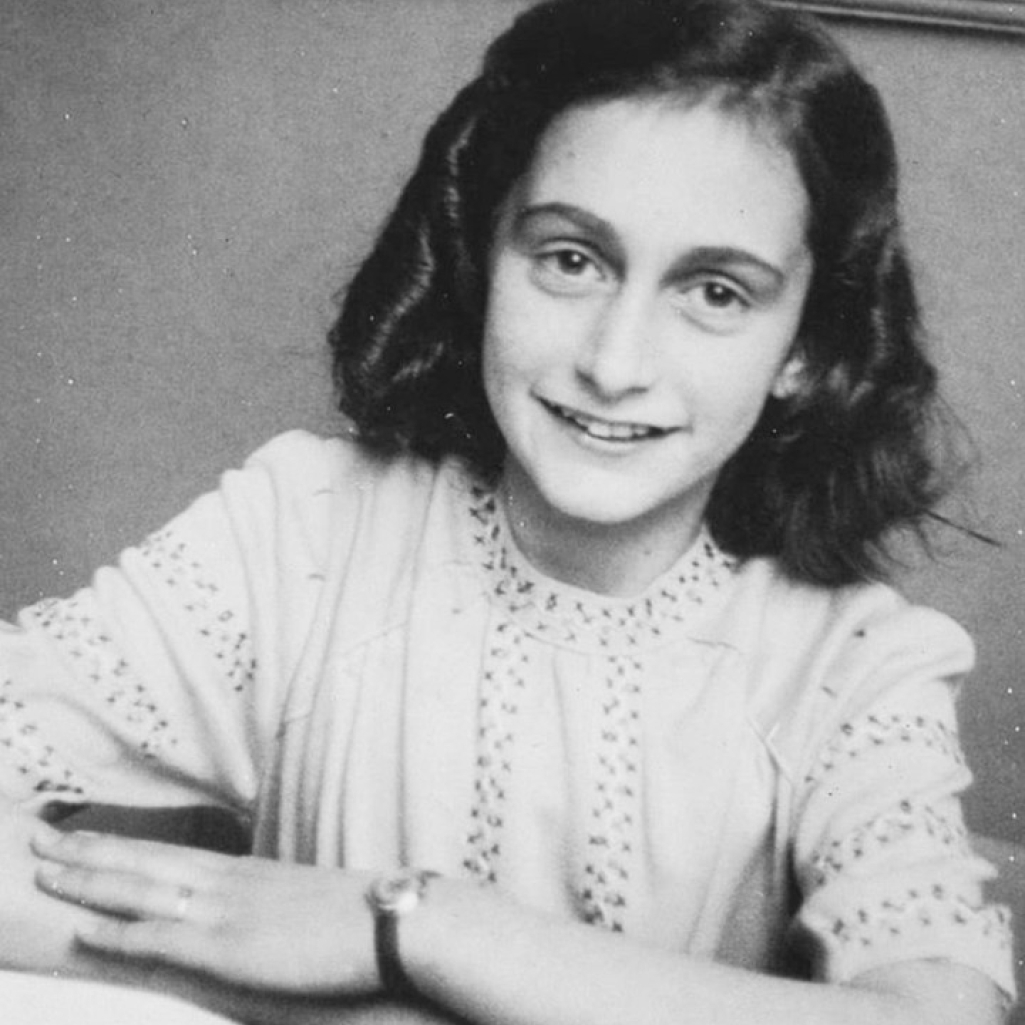 Άννα Φρανκ: Το ονειροπόλο κορίτσι που κατέγραψε τη δίνη του πολέμου στο ημερολόγιο που την έκανε διάσημη