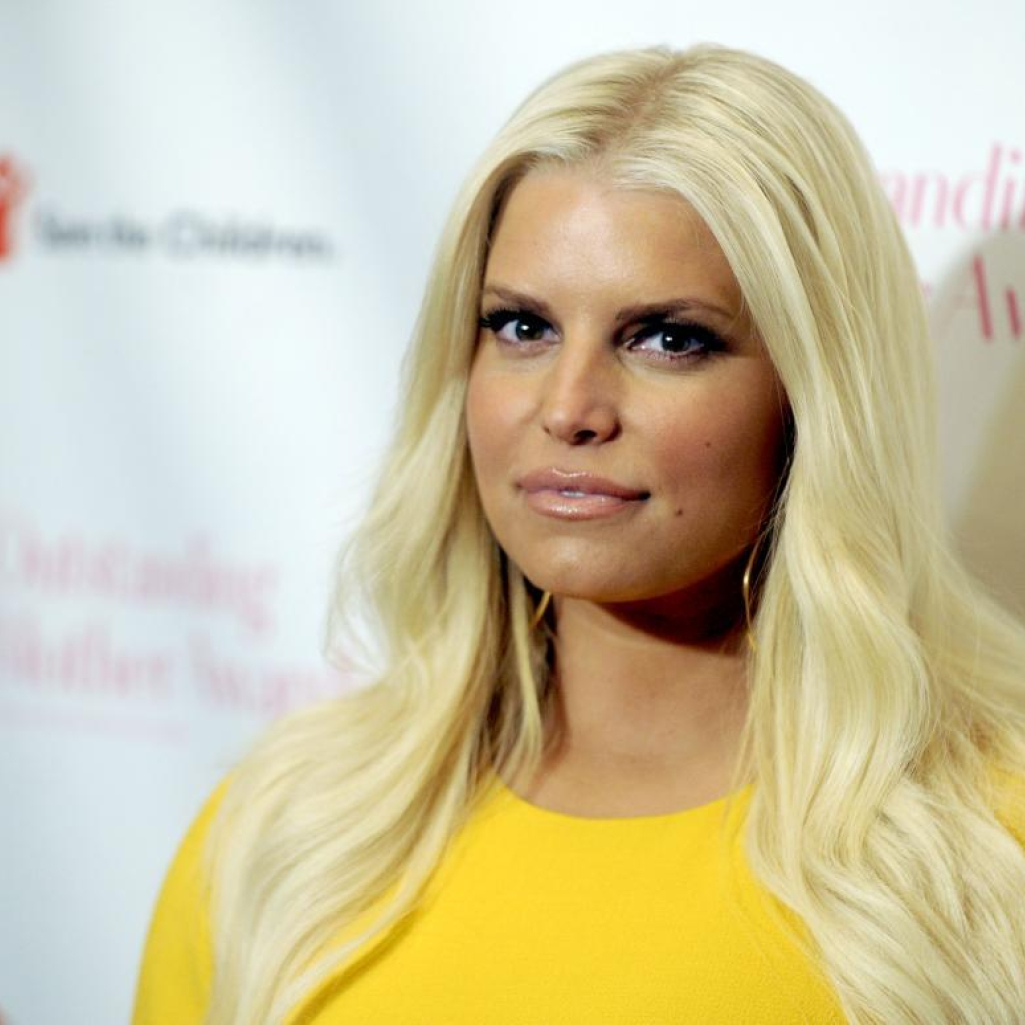 Η Jessica Simpson ποζάρει χωρίς ίχνος μακιγιάζ και η εικόνα της είναι τελείως διαφορετική