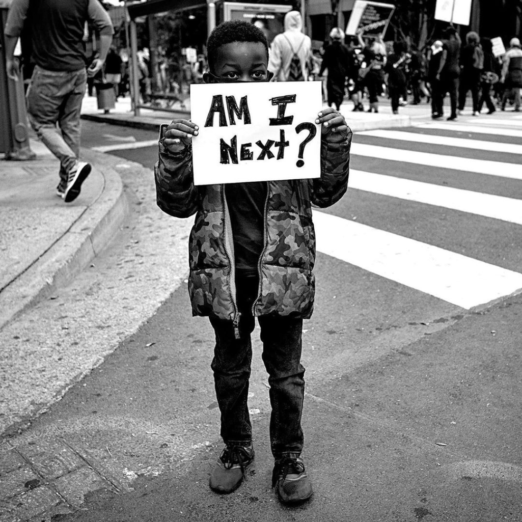 "Am I Next?": Παιδιά σε όλο τον πλανήτη εκφράζουν την ίδια απορία, διαδηλώνοντας για τη δολοφονία του George Floyd