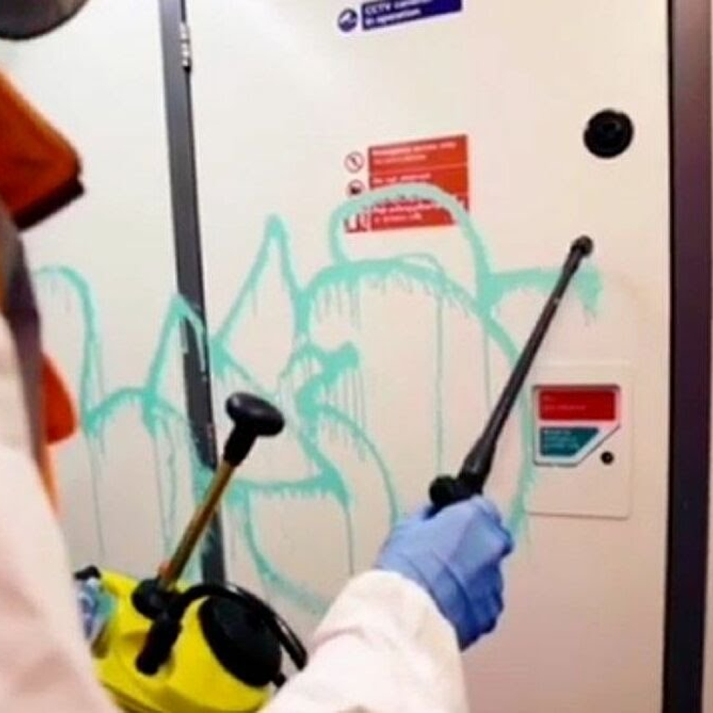 O Bansky εν ώρα εργασίας για πρώτη φορά - Ζωγραφίζει ποντίκια στο μετρό του Λονδίνου
