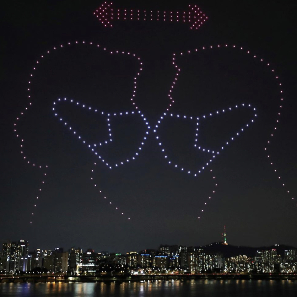 Εκατοντάδες drones φωτίζουν τον ουρανό της Σεούλ, στέλνοντας μήνυμα κατά του κορωνοϊού