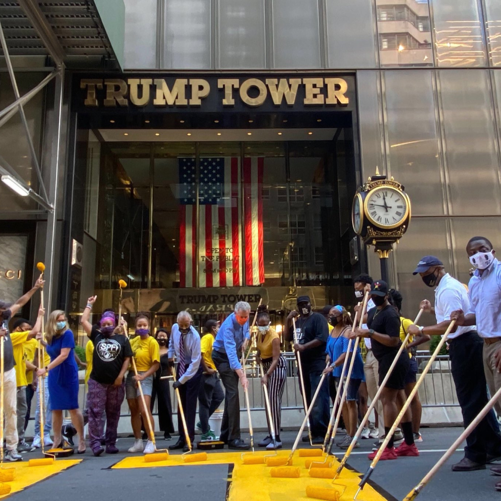 Ακτιβιστές έγραψαν με τεράστια κίτρινα γράμματα το σύνθημα «Black Lives Matter» έξω από τον πύργο του Donald Trump στη Νέα Υόρκη