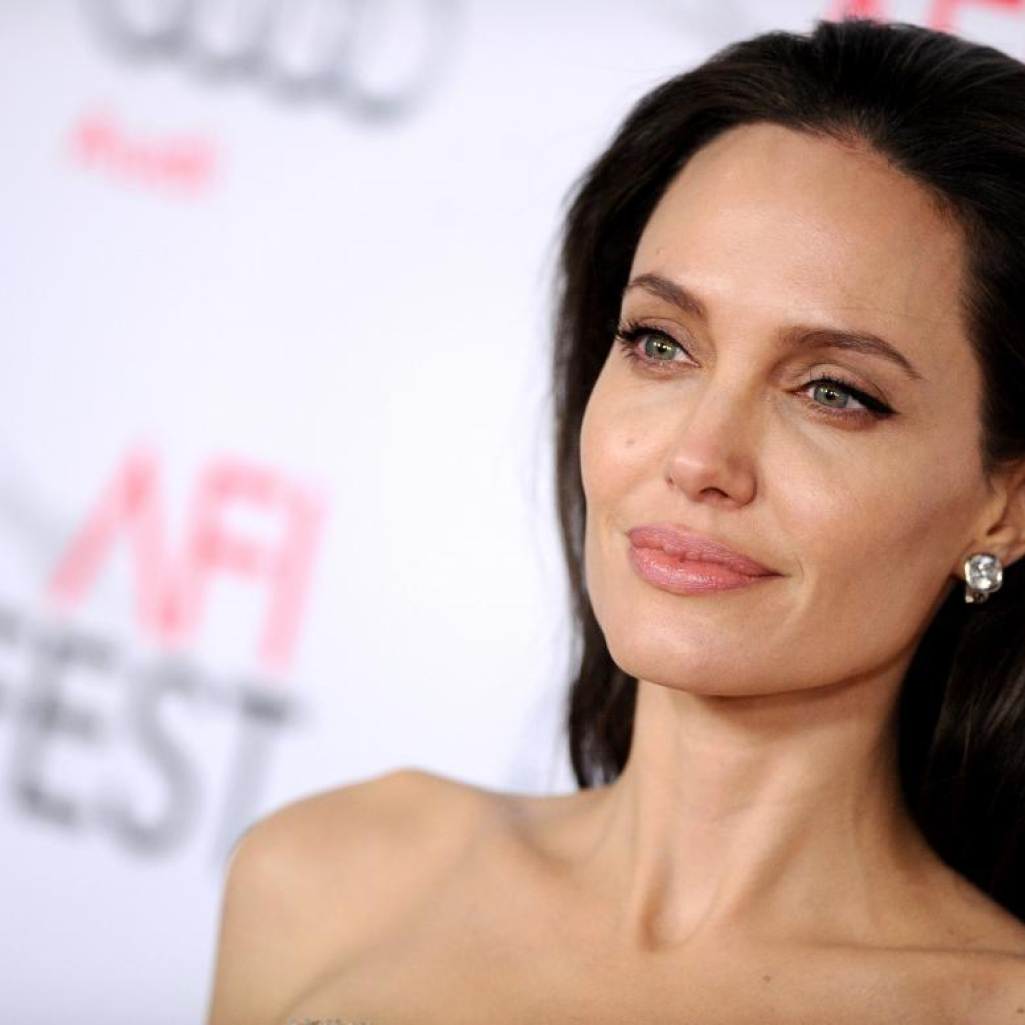 H Angelina Jolie με grecian chic εμφάνιση που θα αντιγράψουμε στις διακοπές