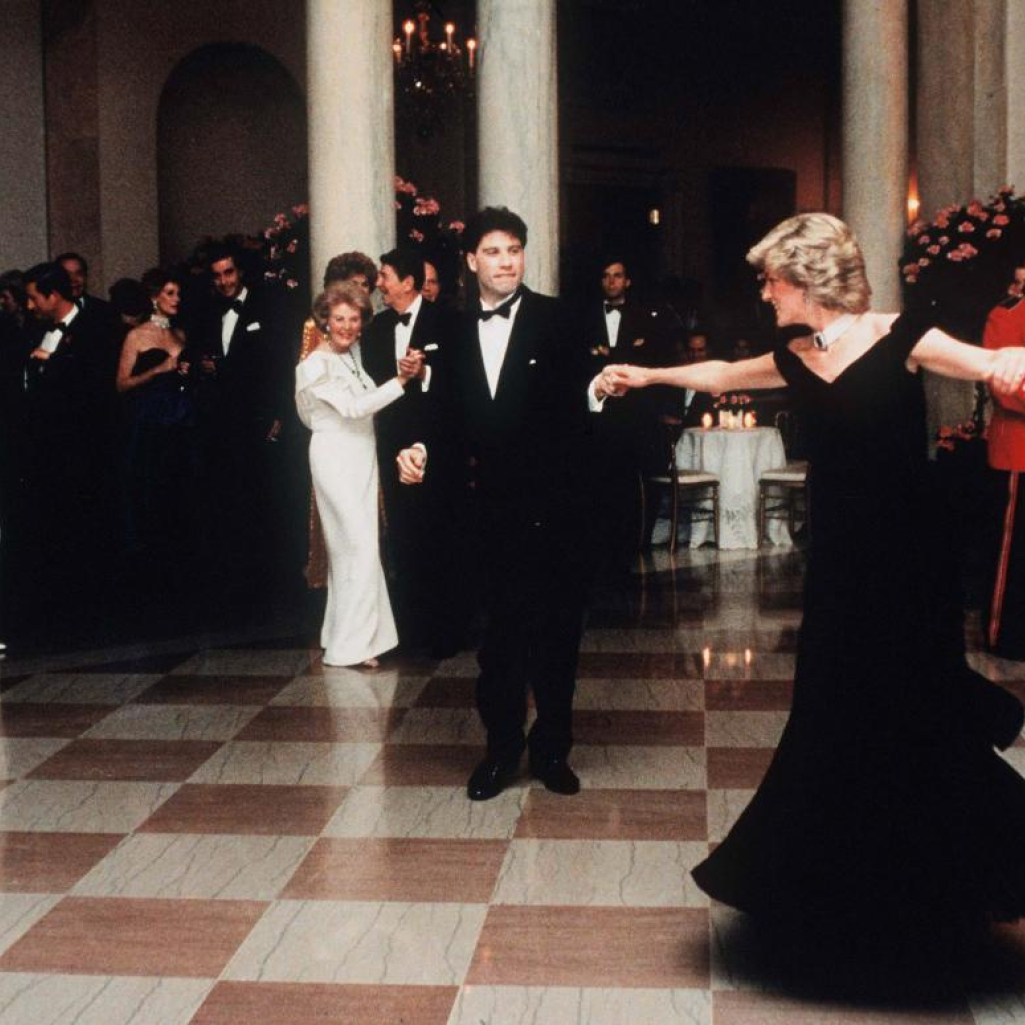 Το iconic φόρεμα της πριγκίπισσας Diana από τον χορό με τον John Travolta για πρώτη φορά στο παλάτι του Kensington