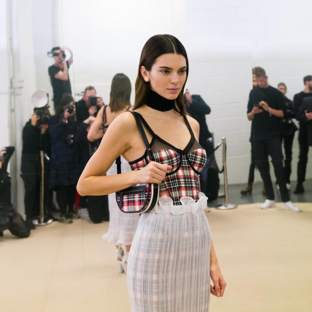 H Kendall Jenner μόλις μας έδειξε το αγαπημένο της καλοκαιρινό μανικιούρ που ταιριάζει σε όλες