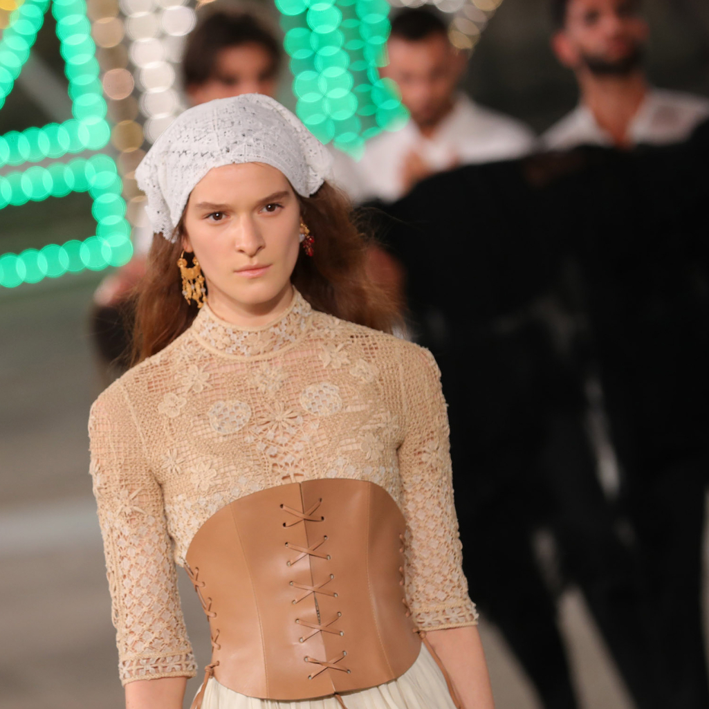 Το show του οίκου Dior στην Puglia της Ιταλίας ήταν ένα φολκλόρ όνειρο με ελληνικά στοιχεία