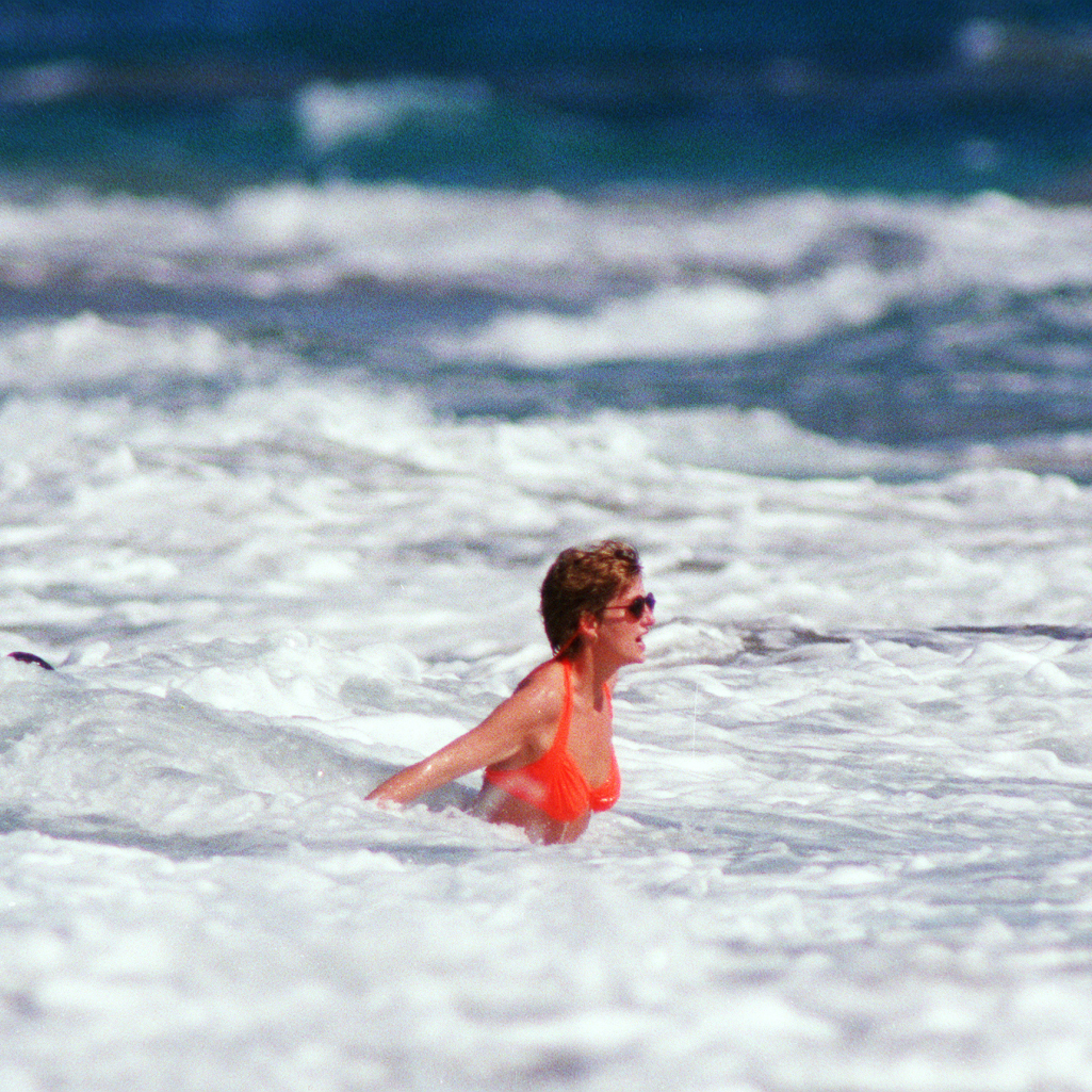 Το μυστικό της πριγκίπισσας Diana για elegant εμφανίσεις στην παραλία 