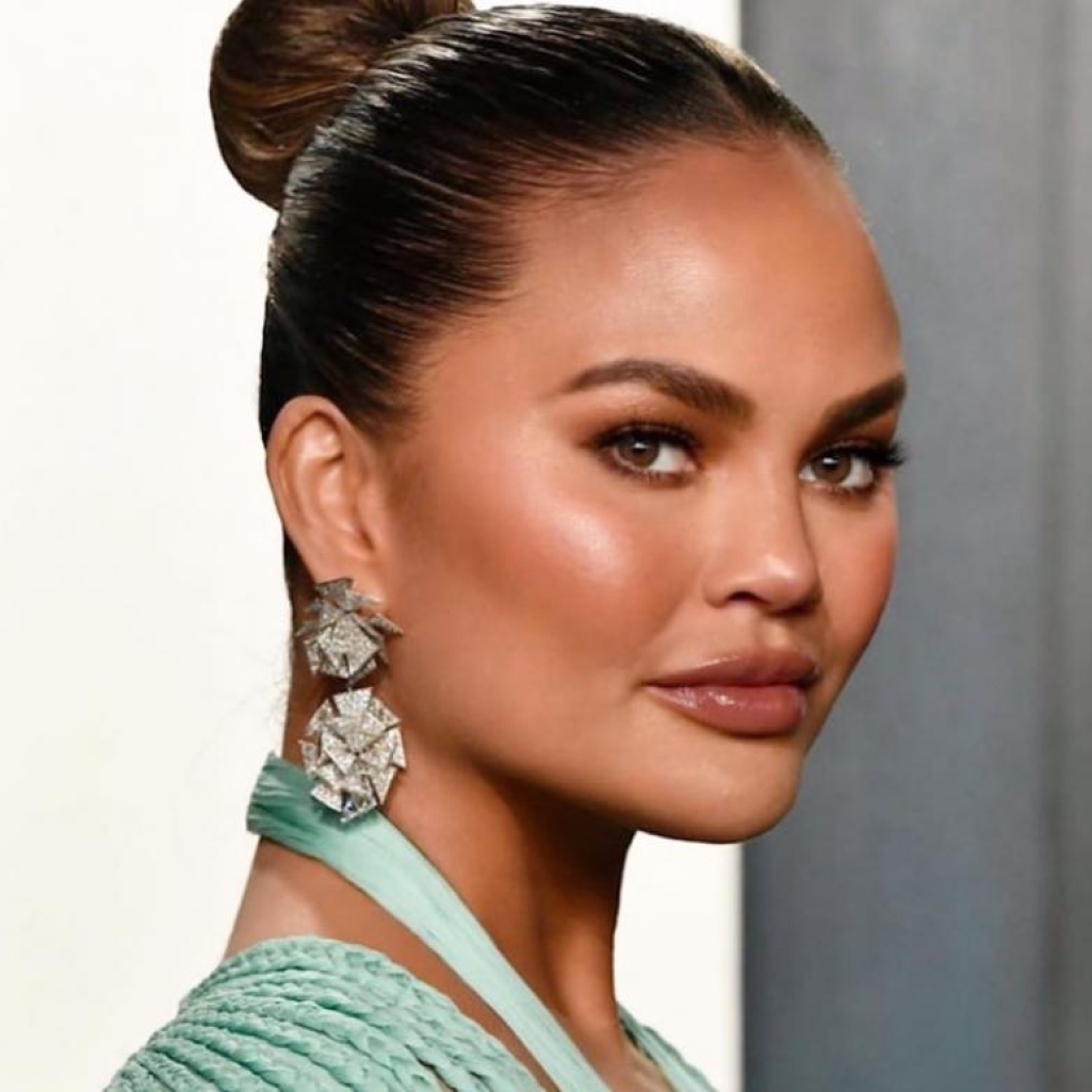 Η πρώτη εμφάνιση της Chrissy Teigen με μαγιό χωρίς τα εμφυτεύματα στήθους