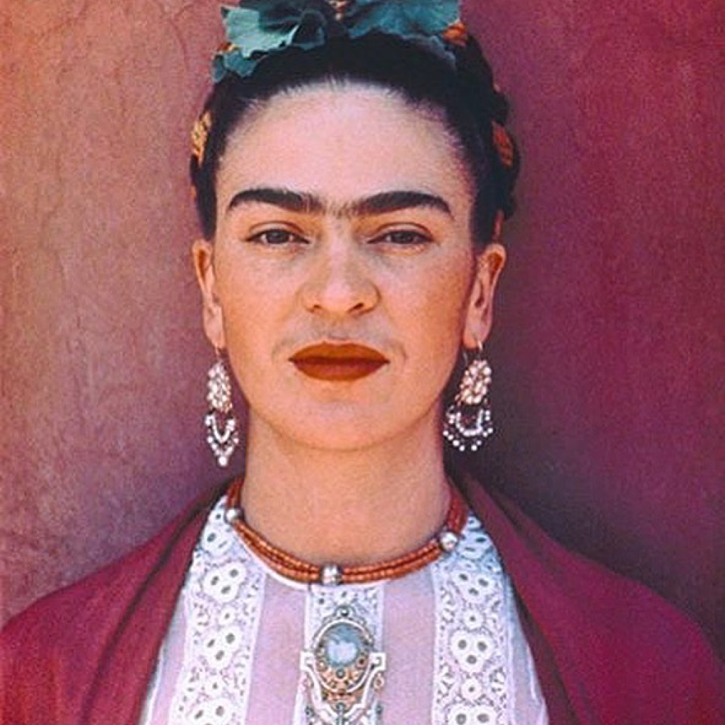 Frida Kahlo: Πριν 113 χρόνια γεννήθηκε η ζωγράφος που μετέτρεπε τον πόνο σε ομορφιά με τα πινέλα της