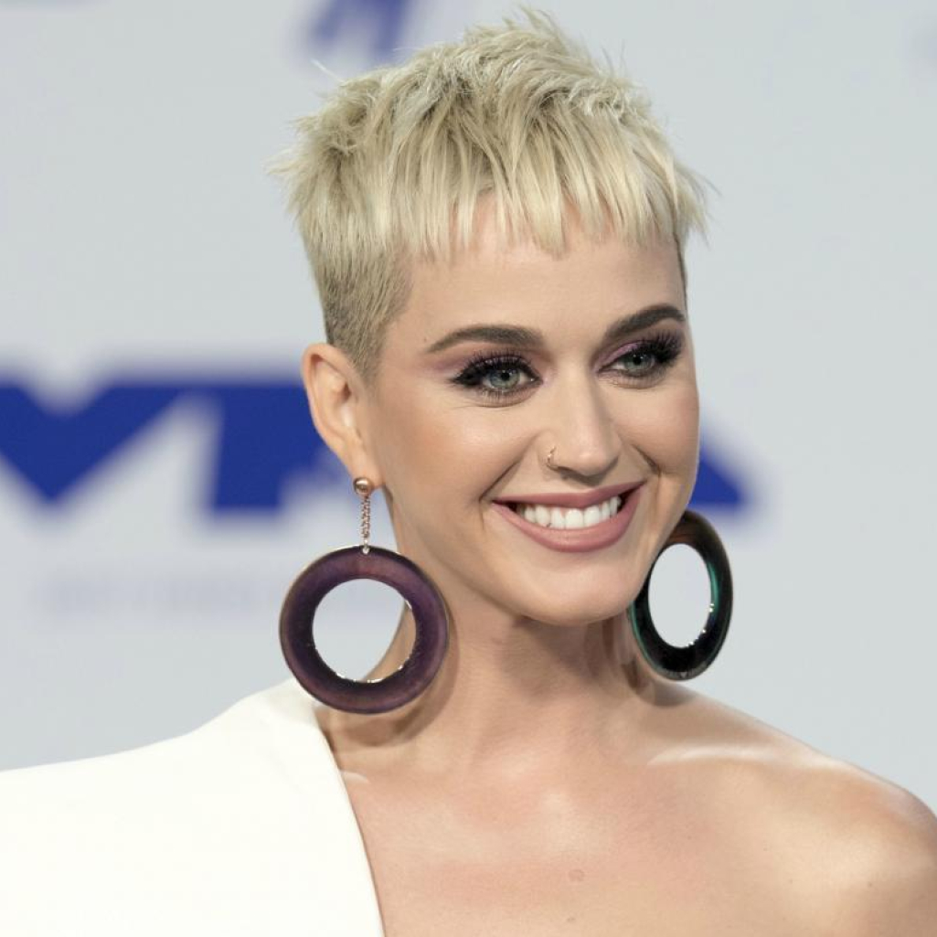 Η Katy Perry υιοθετεί το πιο extreme χρώμα στα μαλλιά της λίγο πριν γεννήσει