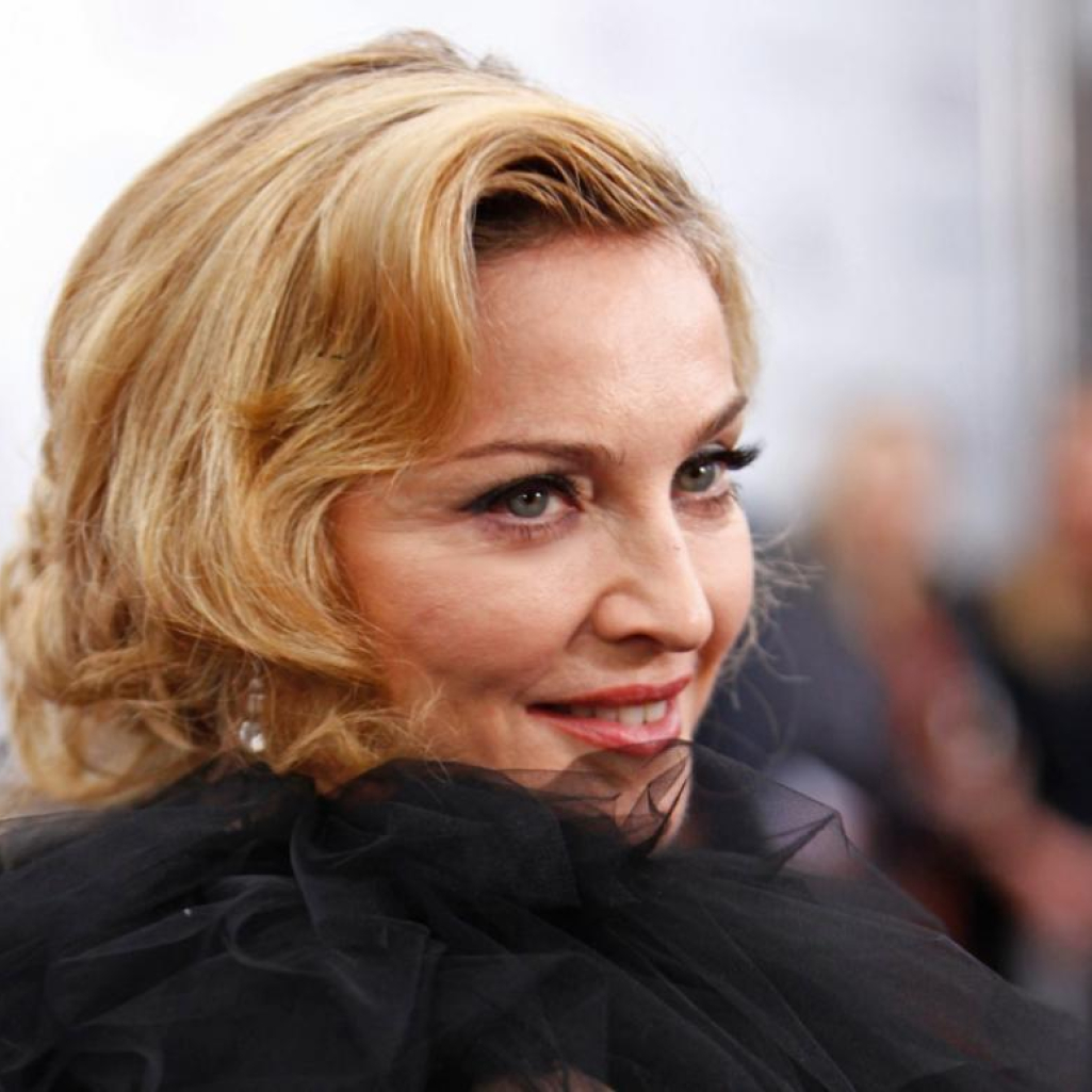H Madonna πιο ταλαιπωρημένη από ποτέ - Ποζάρει χωρίς ρούχα, με πατερίτσα και πρησμένο πρόσωπο