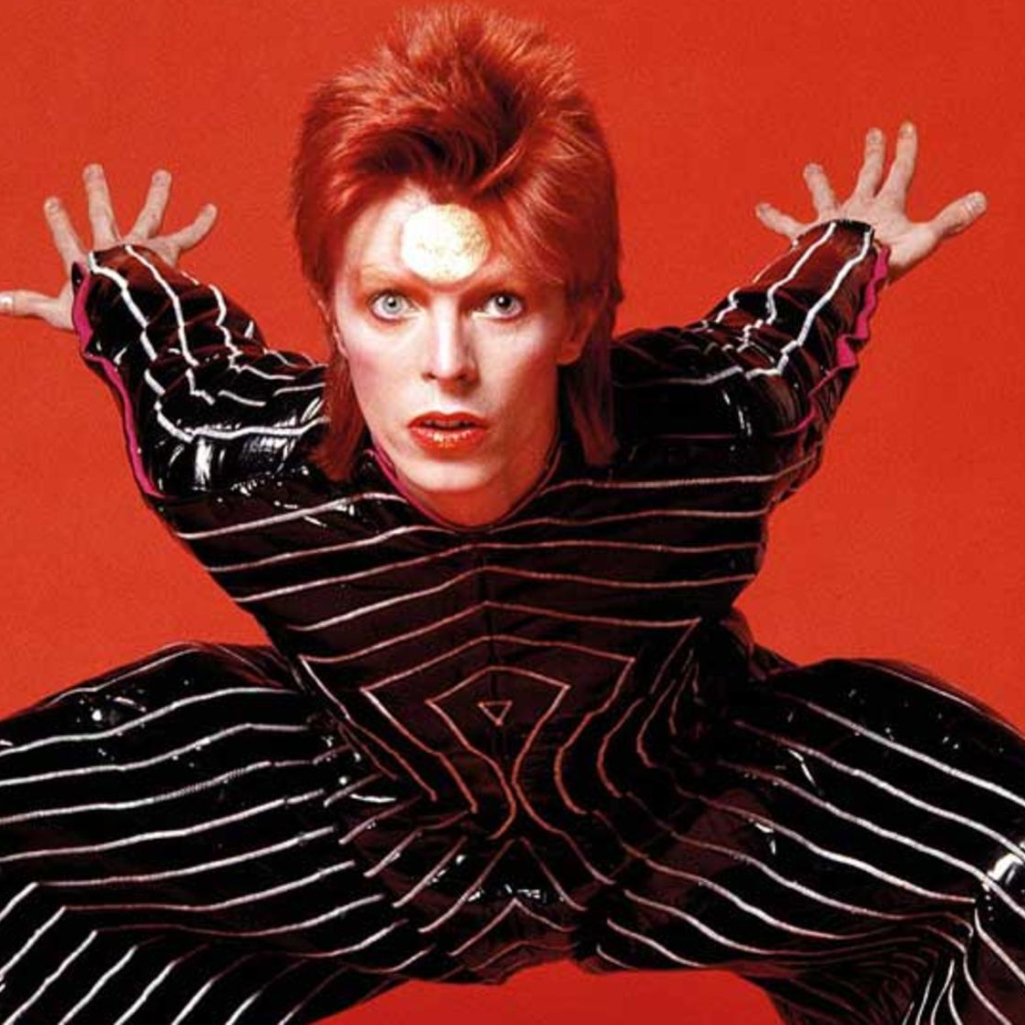 Kansai Yamamotο: Ο Ιάπωνας σχεδιαστής πίσω από τις iconic εμφανίσεις του David Bowie έφυγε από τη ζωή  