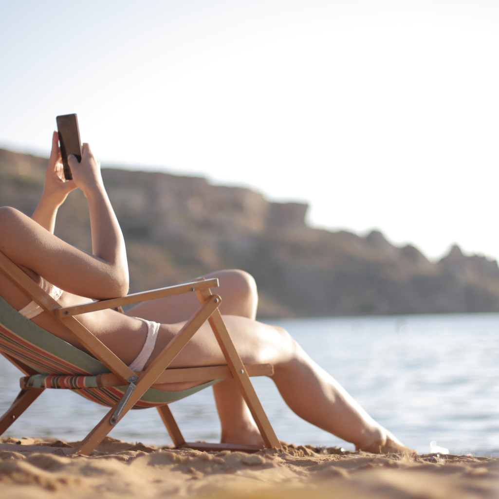 Να πώς θα κρατήσετε το κινητό σας προστατευμένο όσο βρίσκεστε στην παραλία