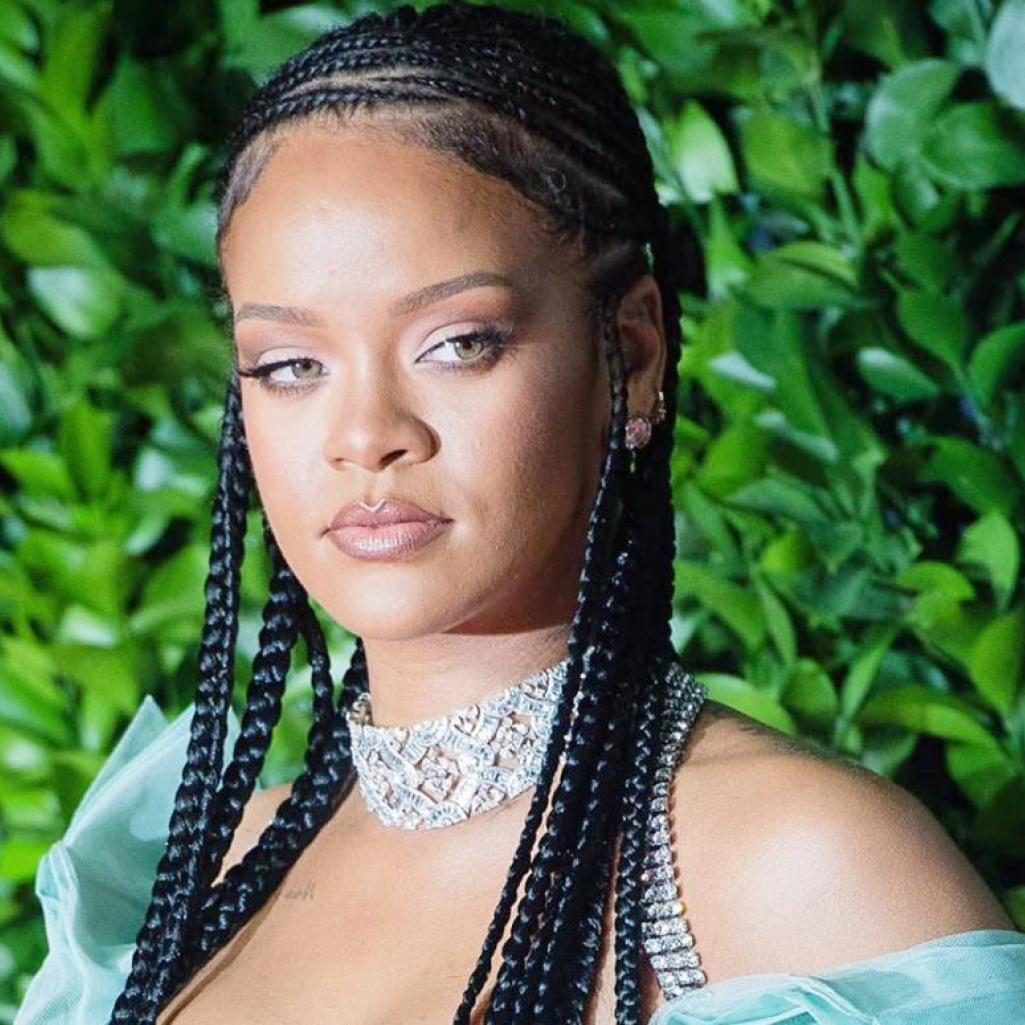 H Rihanna εμφανίζεται χωρίς ίχνος μακιγιάζ και μας δείχνει όλα τα βήματα για τη βραδινή της ρουτίνα