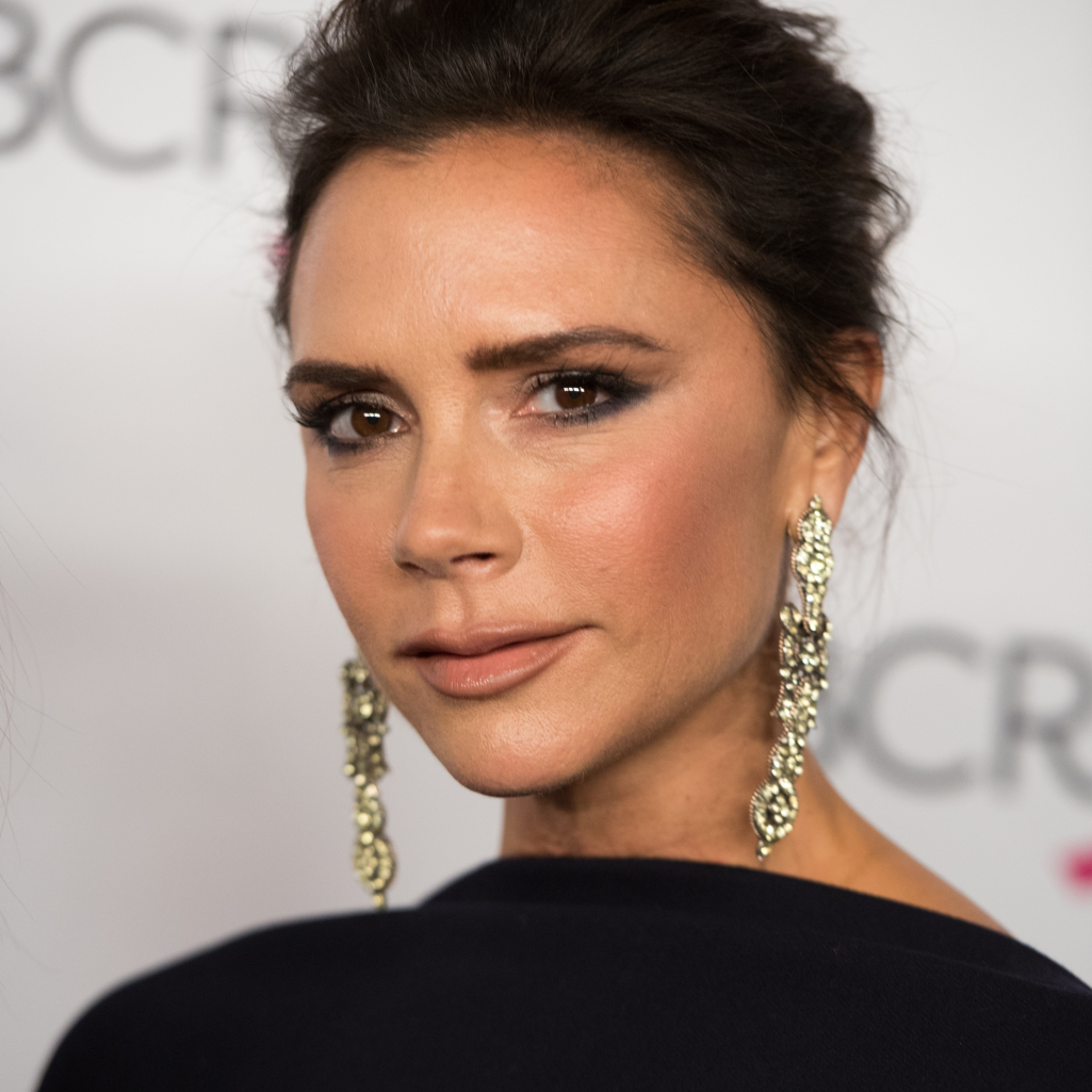 H Victoria Beckham φόρεσε το κομμάτι που κάθε γυναίκα άνω των 40 πρέπει να έχει στη ντουλάπα της