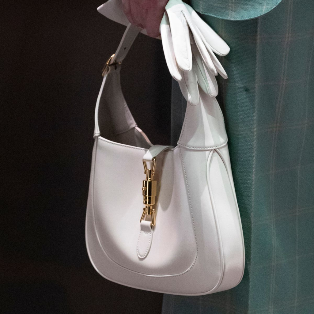 Η designer bag που θα κρατούν όλες το φθινόπωρο διεκδικεί μια θέση στη wish list σας