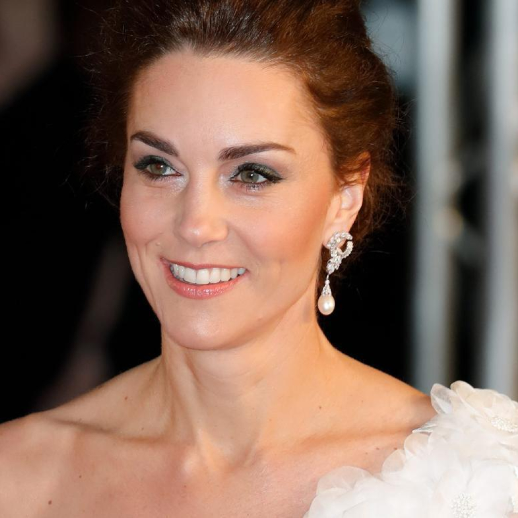 H Kate Middleton μόλις εμφανίστηκε με το πιο αέρινο λευκό φόρεμα, ιδανικό για όλες τις ώρες