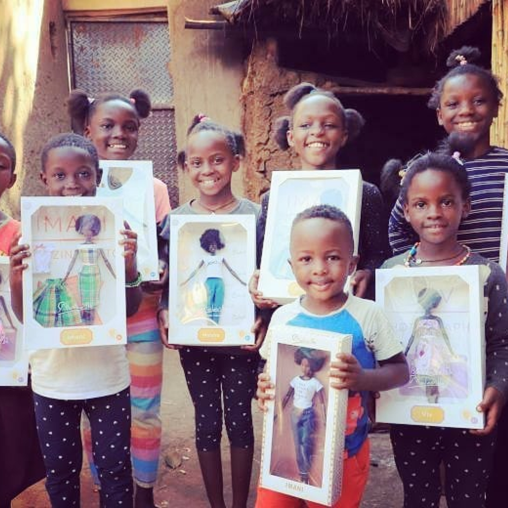 Παιδιά σε ορφανοτροφείο στην Uganda έλαβαν για δώρα μαύρες κούκλες για να καταλάβουν την ομορφιά του δέρματός τους 