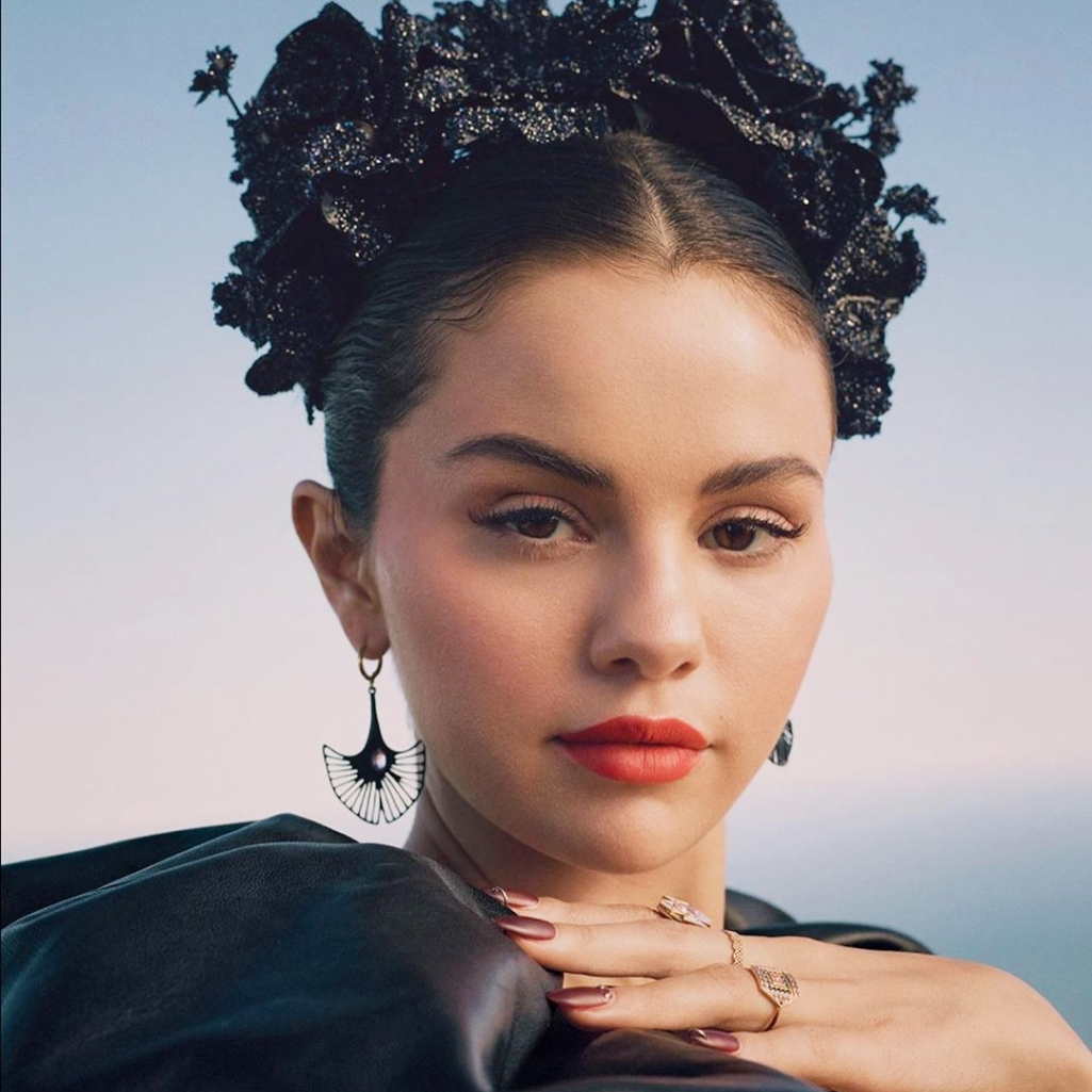 Η Selena Gomez μόλις υιοθέτησε την απόλυτη τάση της σεζόν στα νύχια της