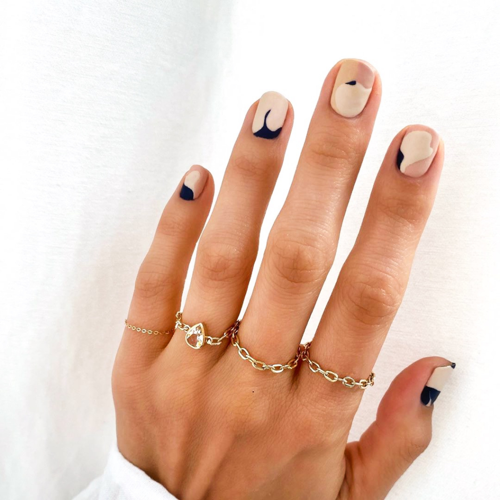 Τα graphic nails είναι το αγαπημένο φθινοπωρινό trend των fashion girls 