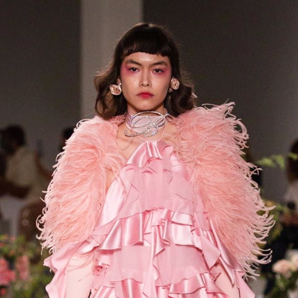 Milan Fashion Week: Ο οίκος Blumarine απογείωσε την ροζ σκιά δημιουργώντας εντυπωσιακές εικόνες