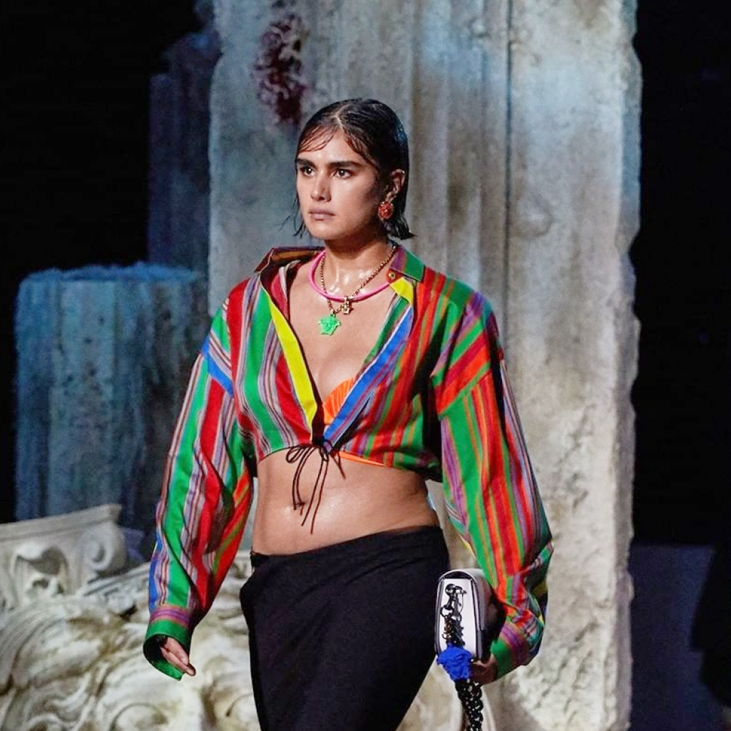 Plus size μοντέλα πρωταγωνιστούν για πρώτη φορά στο catwalk της Donatella Versace