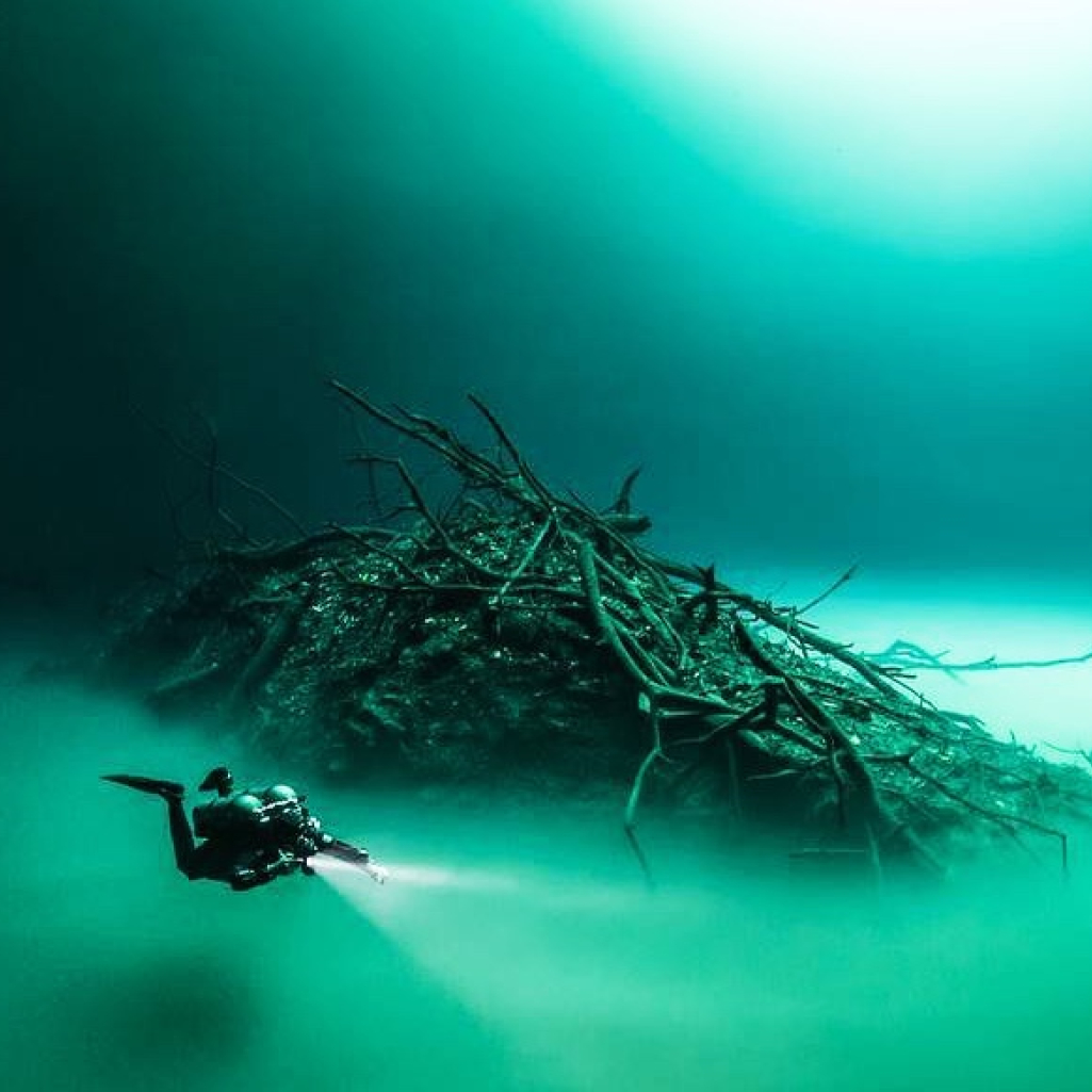 Δείτε τις εντυπωσιακές εικόνες από το μοναδικό  "υποθαλάσσιο" ποτάμι στο Μεξικό
