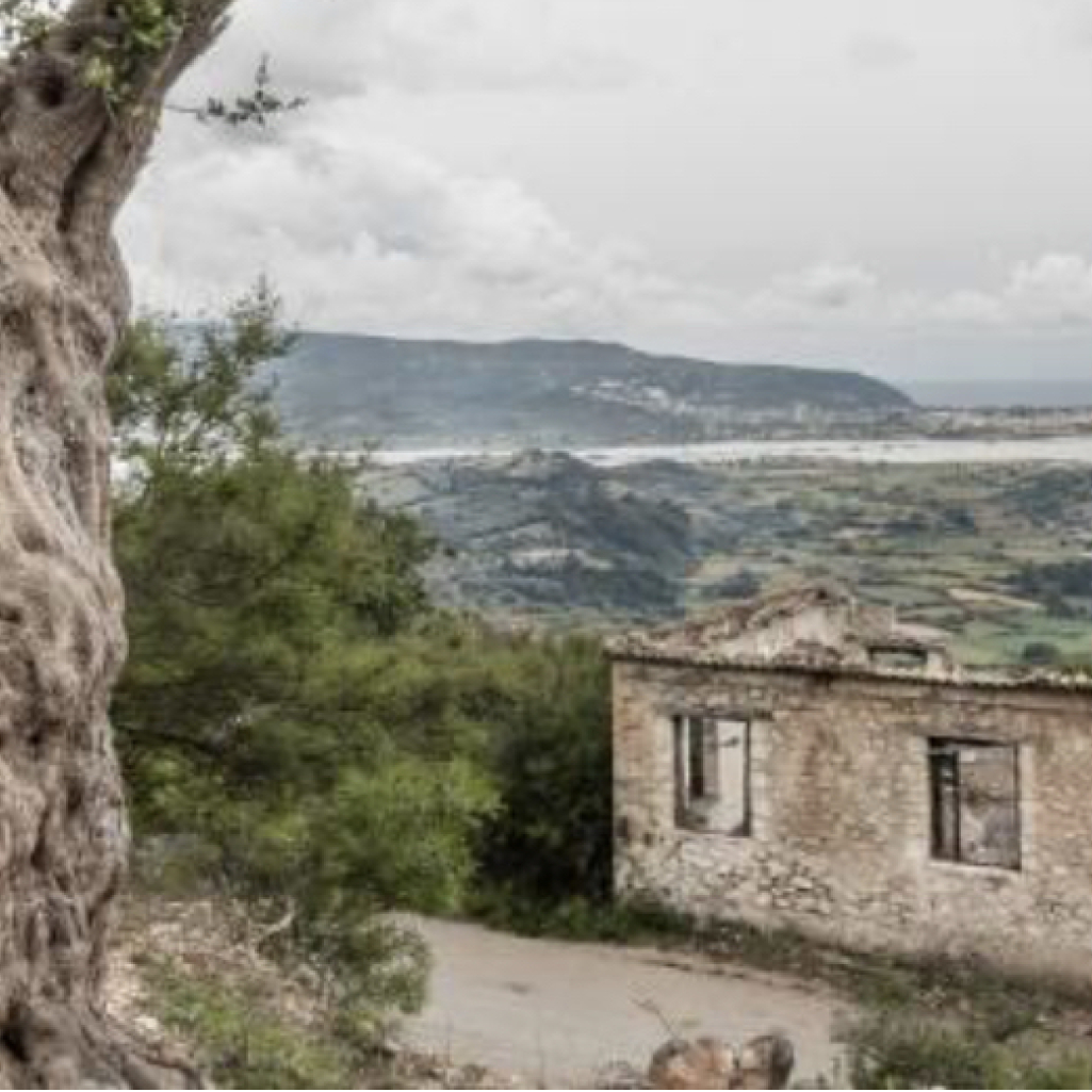 Το ερειπωμένο χωριό-φάντασμα της Ελλάδας από ψηλά