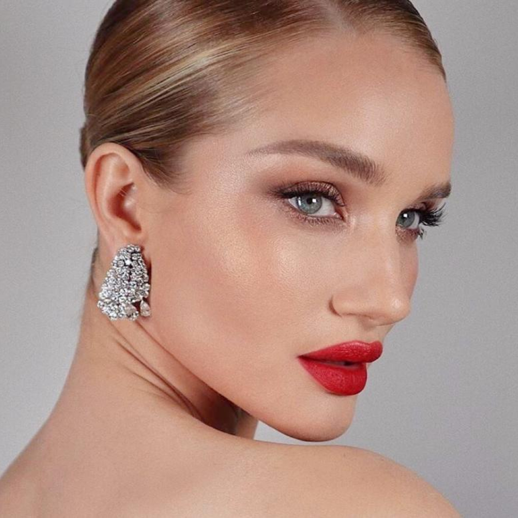 Η Rosie Huntington-Whiteley μόλις υιοθέτησε το manicure που θα κάνει τα άκρα σας να δείχνουν πάντα περιποιημένα