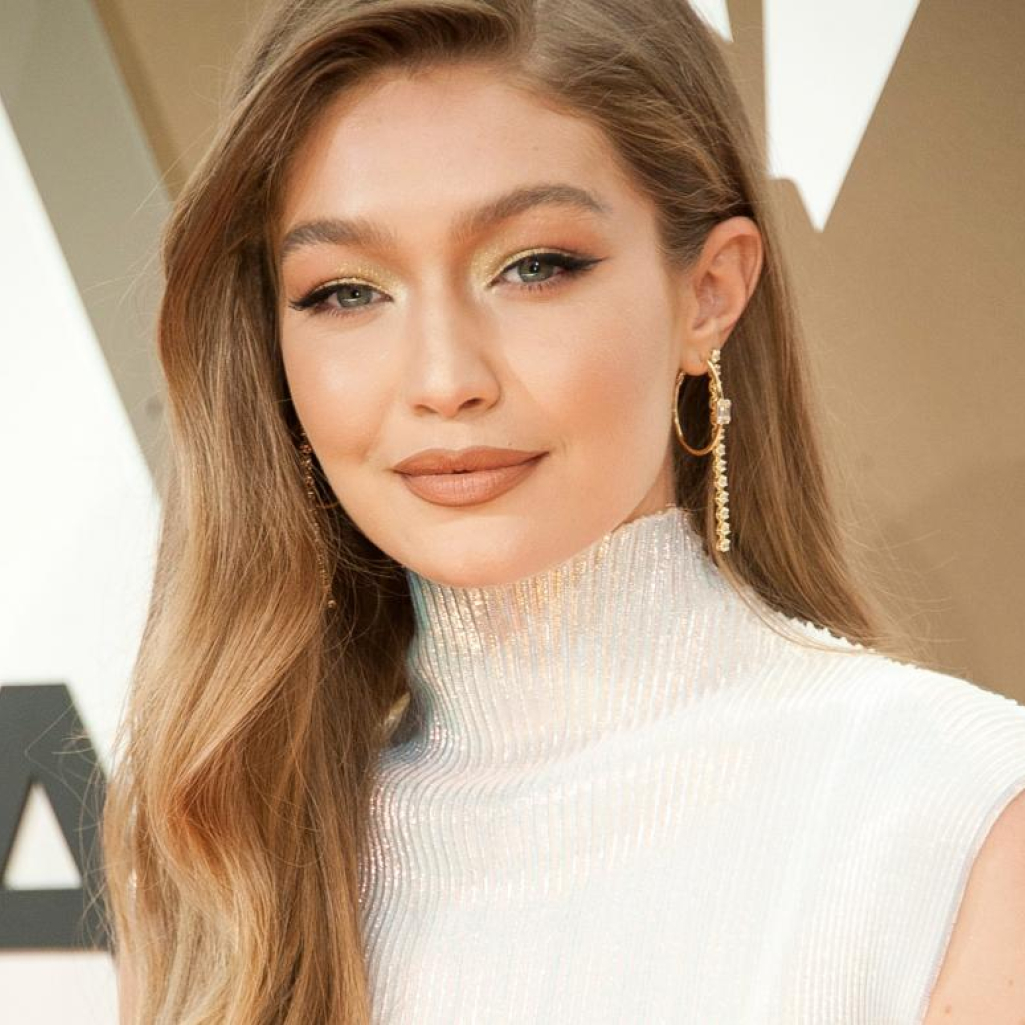 Η Yolanda Hadid κρατά στην αγκαλιά της το μωρό της Gigi Hadid στην πιο τρυφερή φωτογραφία