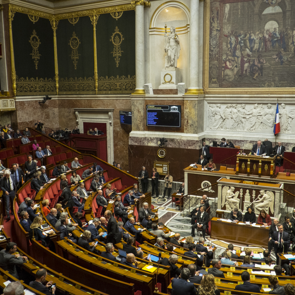 Η «Σχολή των Αθηνών», το διάσημο έργο του Ραφαήλ κοσμεί πλέον την αίθουσα της Ολομέλειας στη Γαλλική Εθνοσυνέλευση